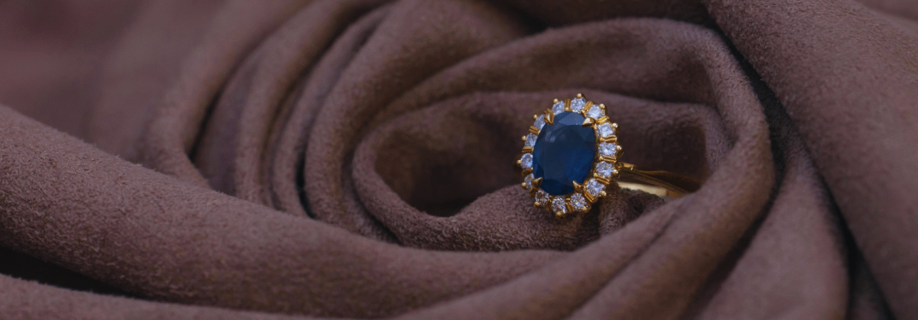 une bague sapphir bleu