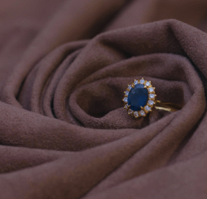 une bague sapphir bleu